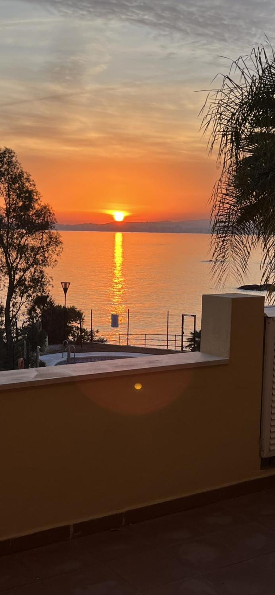 Relax Frente Al Mar Apartment Benalmadena Bagian luar foto